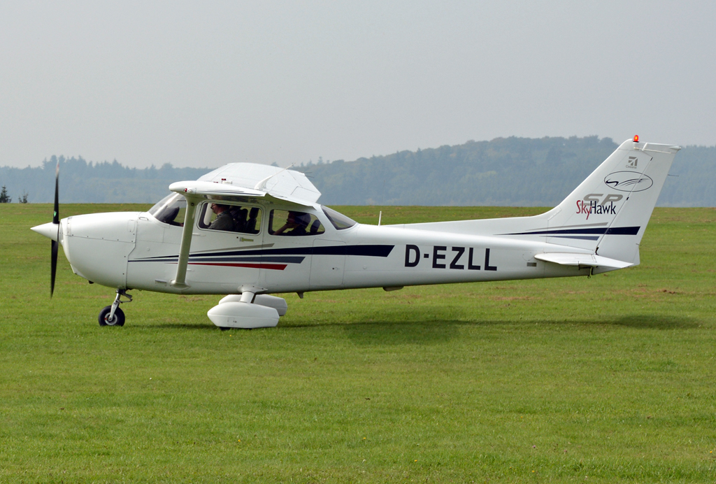 Cessna C 172 S, D-EZLL rollt zum Start in Wershofen - 07.09.2014