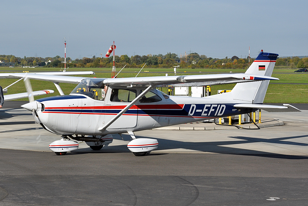 Cessna F 172 H Skyhawk D-EFID am Flugplatz Bonn-Hangelar - 19.10.2013