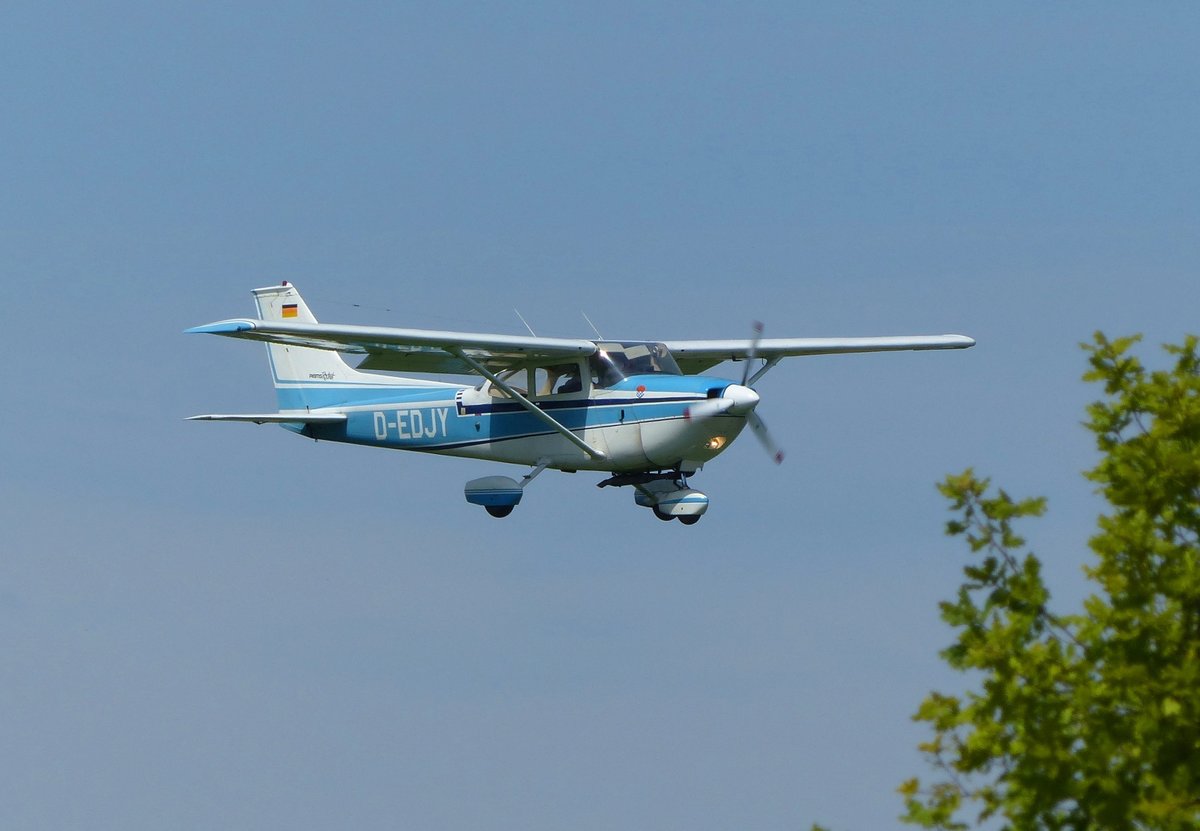 Cessna F-172J Reims Rocket, D-EDJY im Endanflug auf die Piste 08 in Oberscheissheim (EDNX) am 29.7.2018