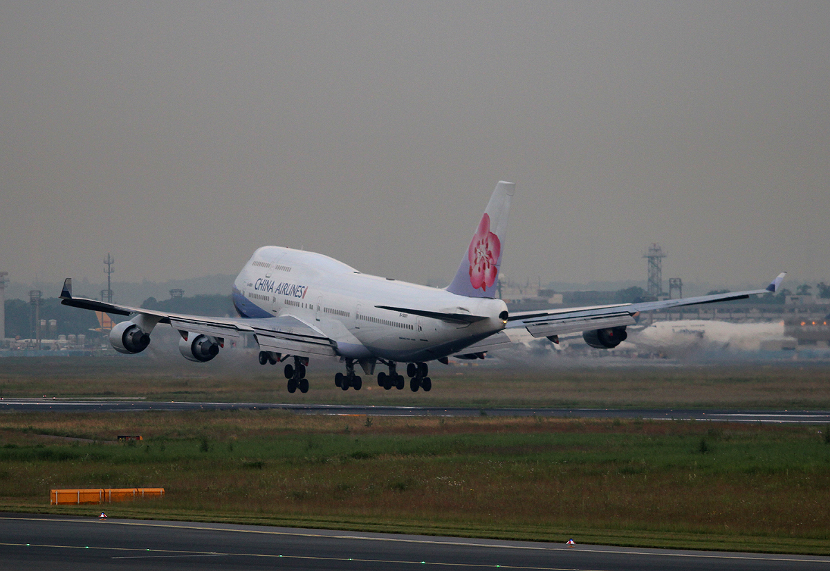 China Airlines B 747-409 B-18201 bei der Landung in Frankfurt am frhen Morgen des 12.06.2013