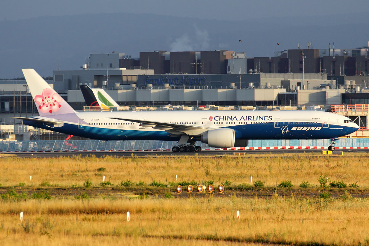 China Airlines Boeing 777-309ER B-18007 rollt zum Gate in Frankfurt 23.6.2018