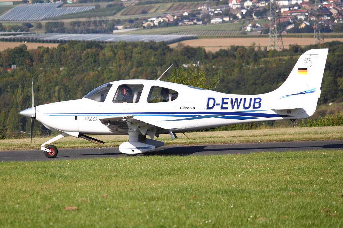 Cirrus SR20, D-EWUB. Bad Neuenahr-Ahrweiler (EDRA) am 25.09.2021.