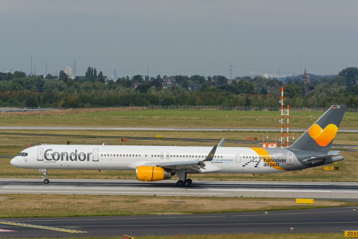 Condor Boeing 757-330 D-ABOC  hannover airport sticker  am 11.09.2016 in Düsseldorf.