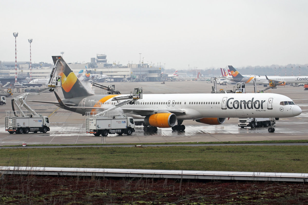 Condor Boeing 757-330 D-ABOL beim de-icing in Düsseldorf 5.12.2019