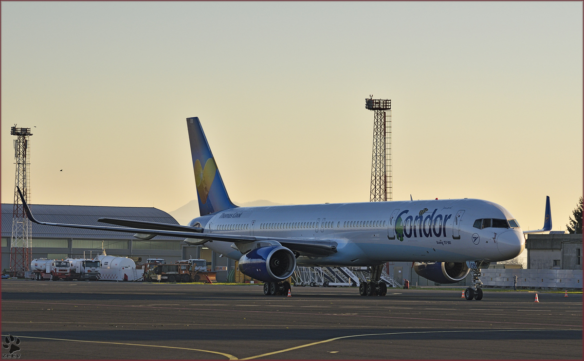 Condor D-ABOB, Boeing 757-330 steht auf Maribor Flughafen MBX. /10.12.2014