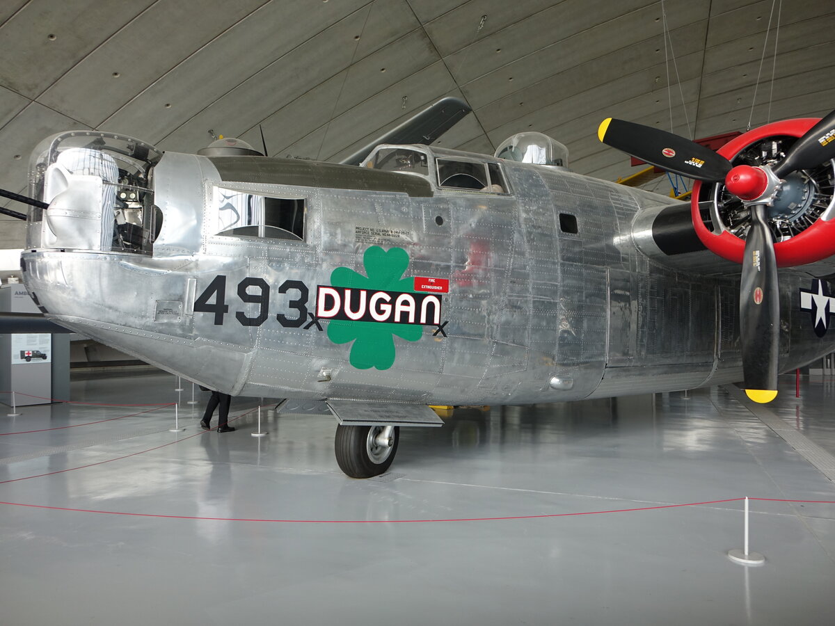 Consolidated B-24 Liberator, vier Pratt & Whitney R-1830-65-Twin Wasp-Doppelsternmotoren mit je 1200 PS, Kennung 493, Duxford Imperial War Museum (08.09.2023) 