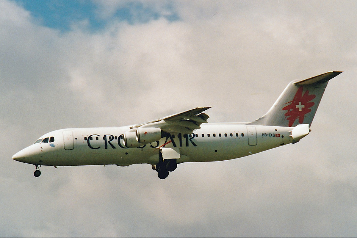 Crossair, HB-IXS, BAe Avro RJ100, msn: E3280, April 2001, ZRH Zürich, Switzerland. Scan aus der Mottenkiste.