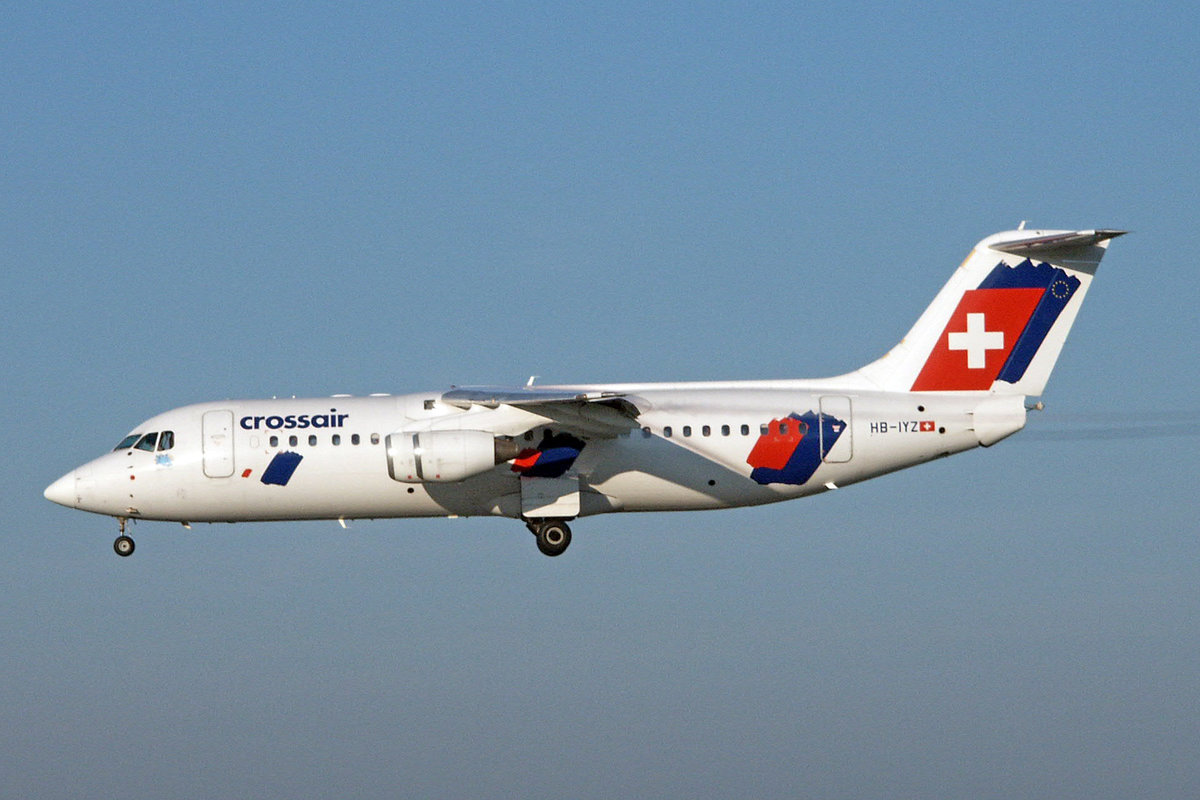 Crossair, HB-IYZ, BAe Avro RJ100, msn: E3338, 21.Mai 2002, ZRH Zürich, Switzerland.