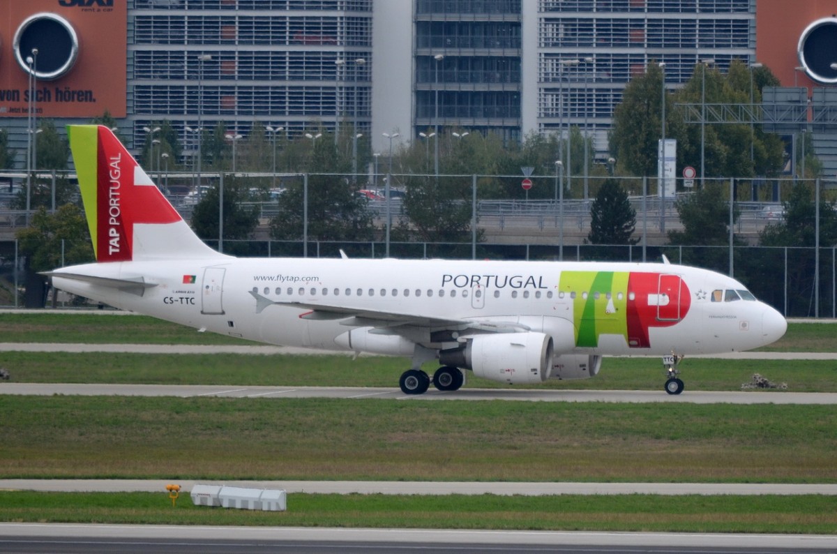 CS-TTC TAP - Air Portugal Airbus A319-111  zum Gate in München  10.09.2015