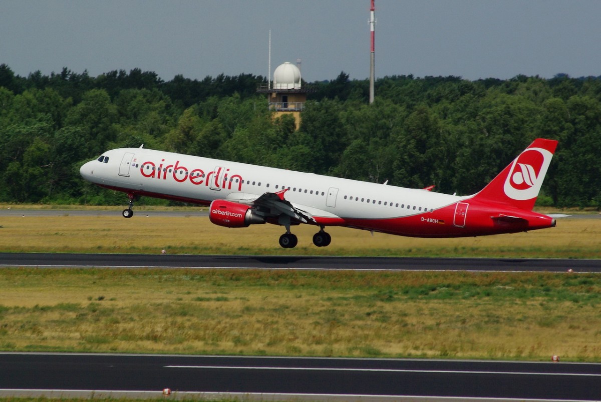 D-ABCH Air Berlin Airbus A321-211   in Tegel beim Start am 08.07.2015