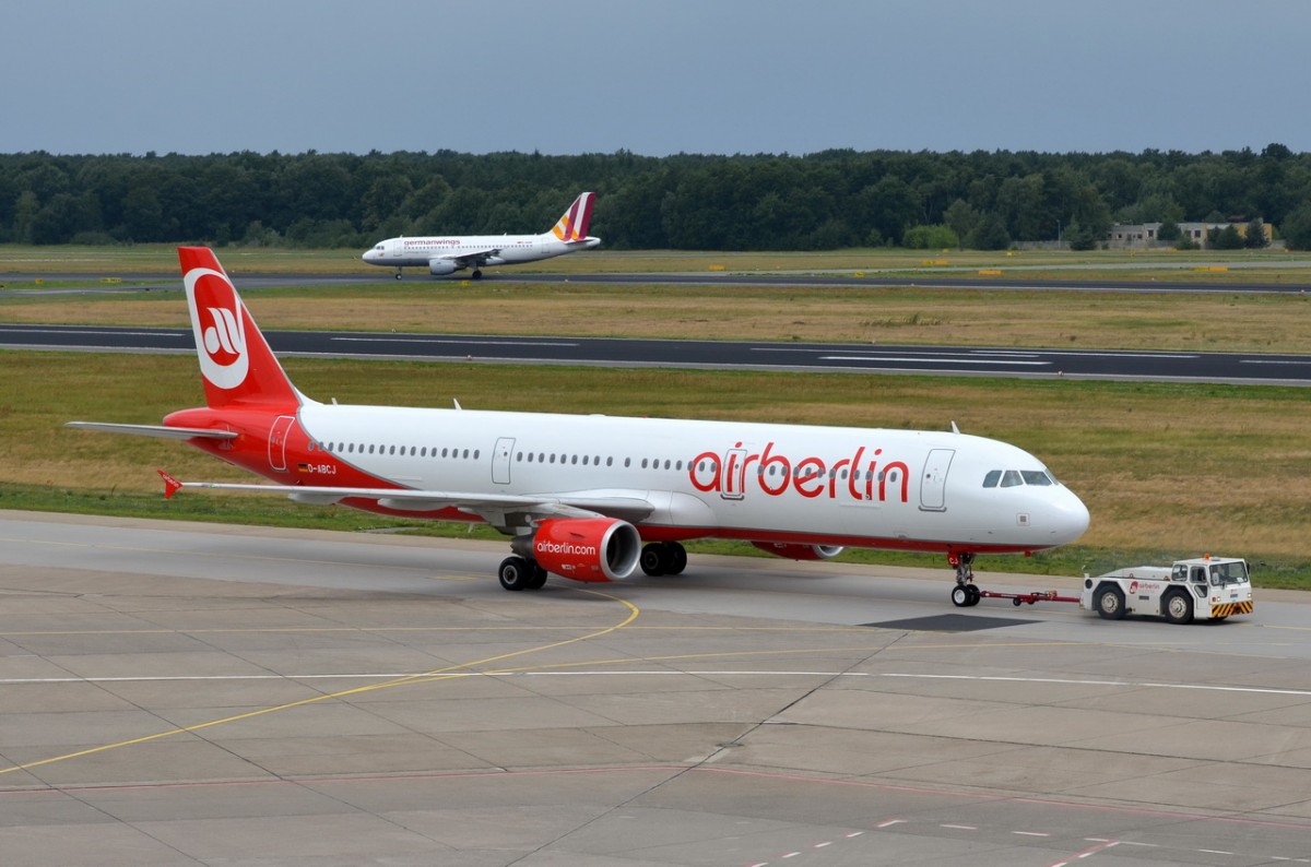 D-ABCJ Air Berlin Airbus A321-211   unterwegs zum Gate am 28.07.2015