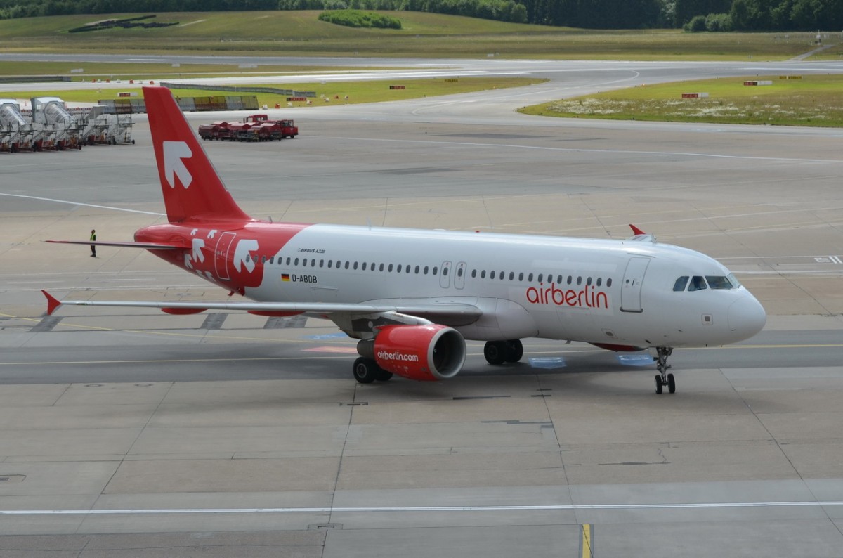 D-ABDB Air Berlin Airbus A320-214  in Hamburg zum Gate am 15.06.2015