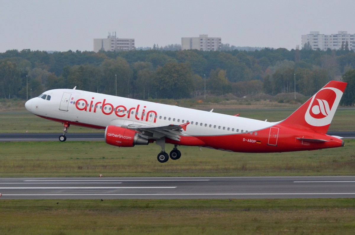 D-ABDP Air Berlin Airbus A320-214   am 14.10.2014 in Tegel gestartet