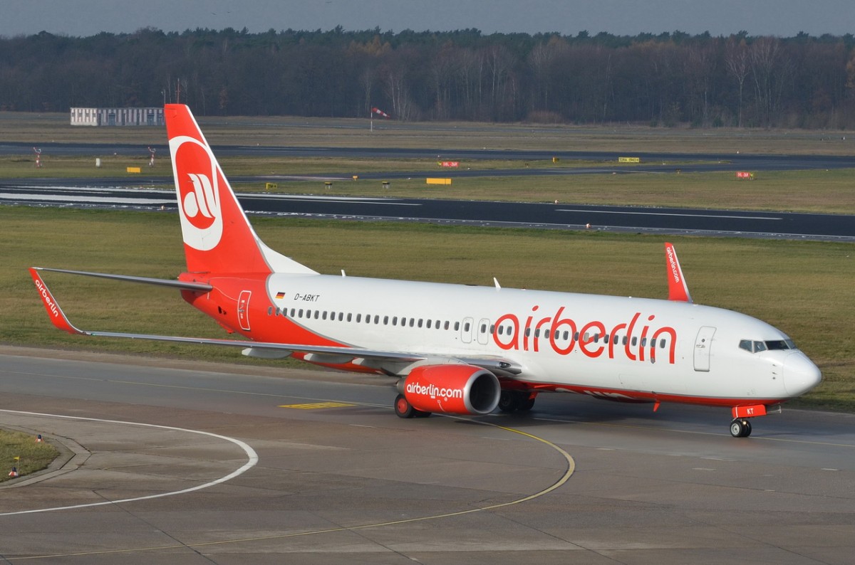 D-ABKT Air Berlin Boeing 737-86J(WL)  in Tegel zum Gate  24.11.2015