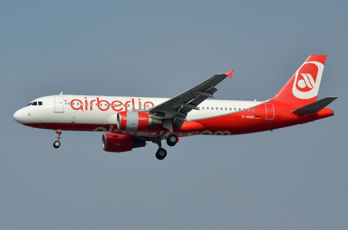 D-ABNE Air Berlin Airbus A320-214   Anflug Tegel am 24.03.2015