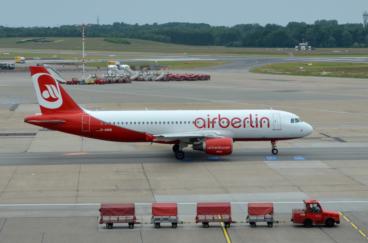 D-ABNK Air Berlin Airbus A320-214  in Hamburg zum Start am 17.06.2015