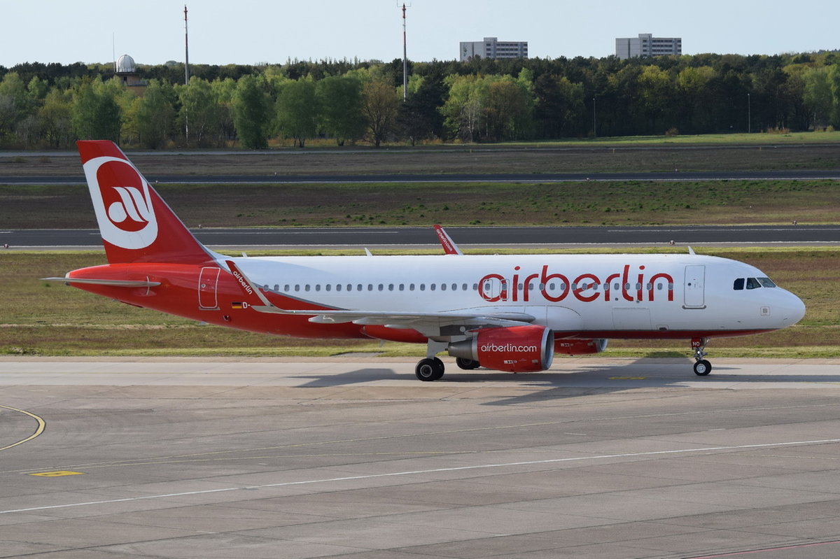 D-ABNO Air Berlin Airbus A320-214(WL)   am 04.05.2016 zum Gate in Tegel