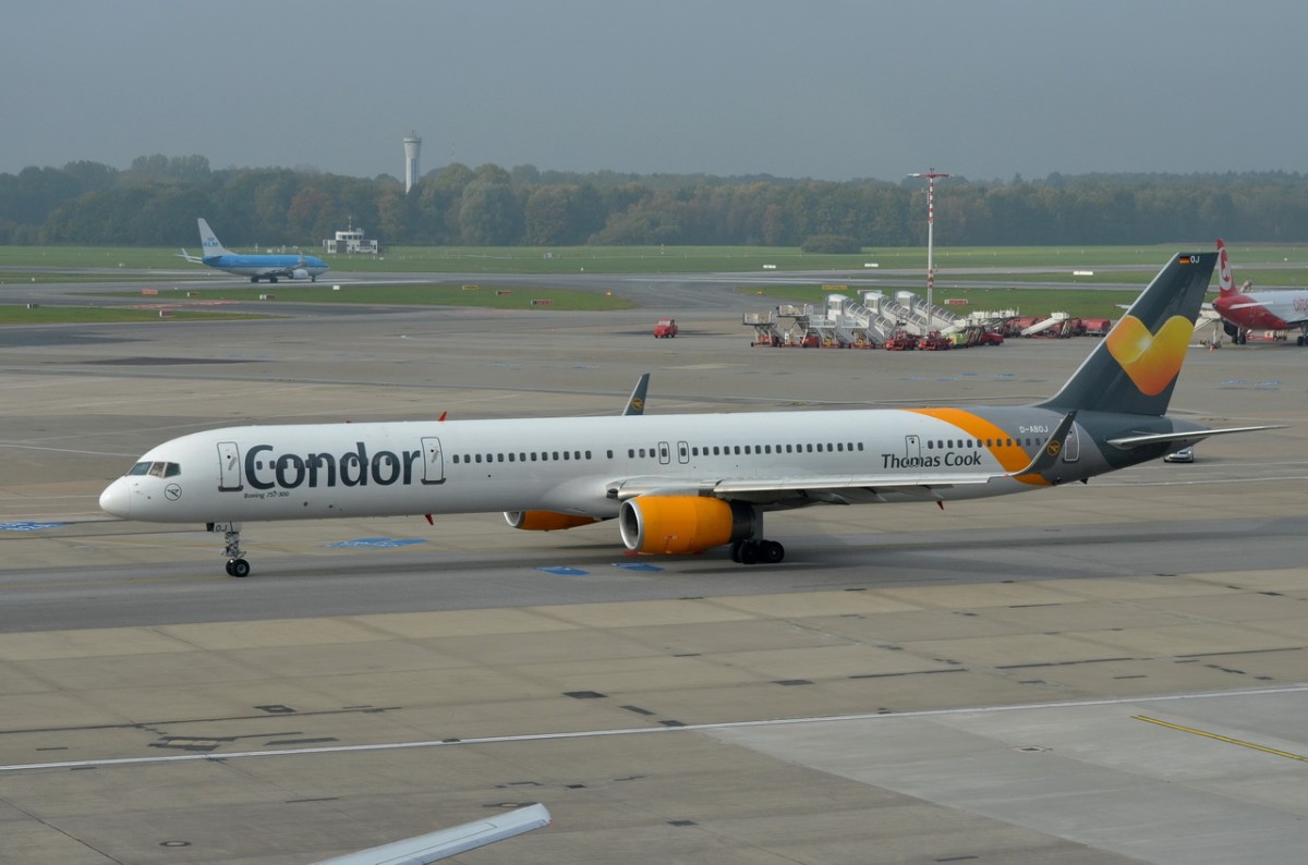 D-ABOJ Condor Boeing 757-330(WL)   zum Gate am 20.10.2015 in Hamburg