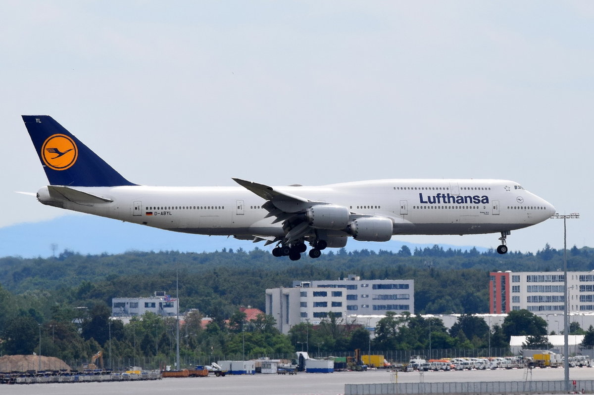 D-ABYL Lufthansa Boeing 747-830  Hessen    in Frankfurt beim Landeanflug  01.08.2016