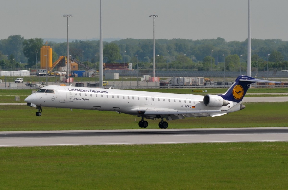 D-ACKC Lufthansa CityLine Canadair CL-600-2D24 Regional Jet CRJ-900LR  vor der Landung in München  12.05.2015