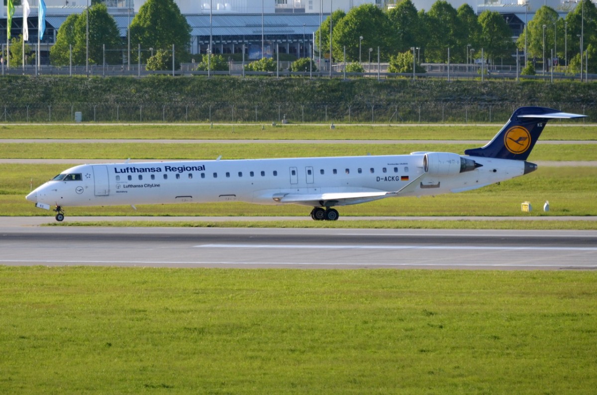 D-ACKG Lufthansa CityLine Canadair CL-600-2D24 Regional Jet CRJ-900LR  in München vor dem Start  10.05.2015
