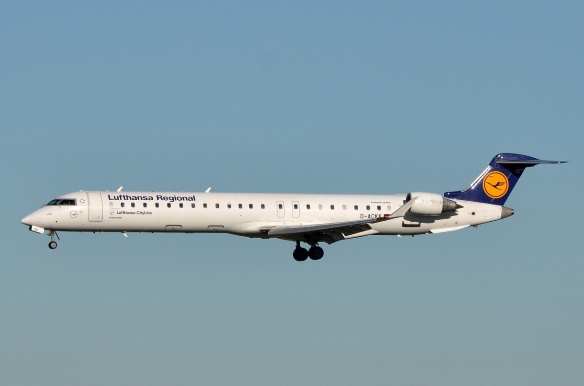 D-ACKK Lufthansa CityLine Canadair CL-600-2D24 Regional Jet CRJ-900LR  beim Landeanflug auf München am 07.12.2015
