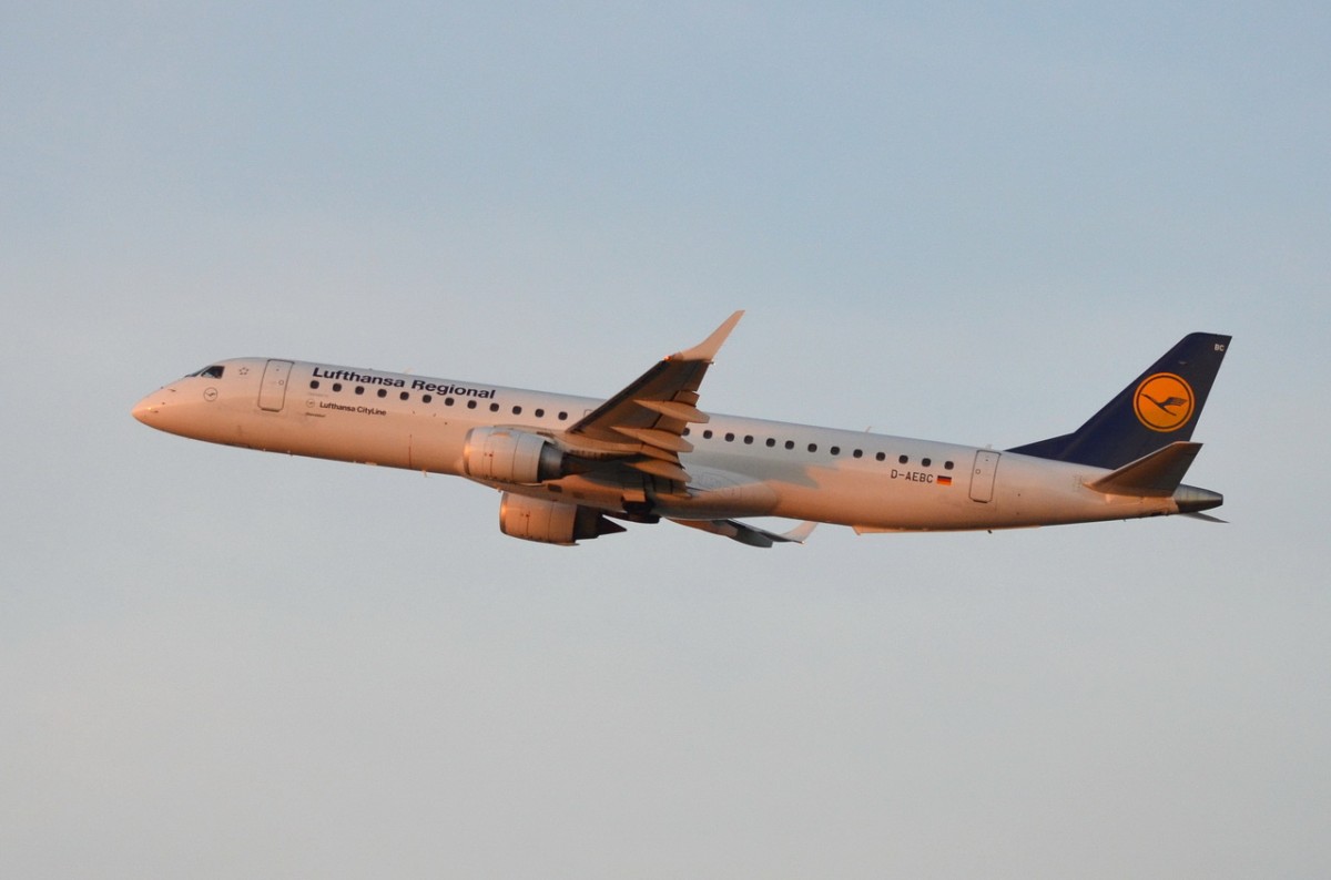 D-AEBC Lufthansa CityLine Embraer ERJ-195LR (ERJ-190-200 LR)  am 05.12.2015 in München gestartet