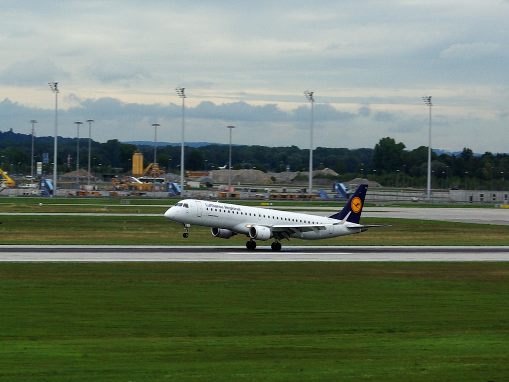 D-AEBK Lufthansa CityLine Embraer ERJ-195LR (ERJ-190-200 LR) 

15.09.2013  Flughafen Mnchen