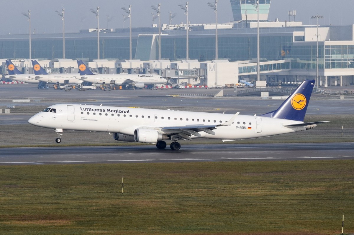 D-AEBL Lufthansa CityLine Embraer ERJ-195LR (ERJ-190-200 LR)  bei der Landung am 11.12.2015 in München