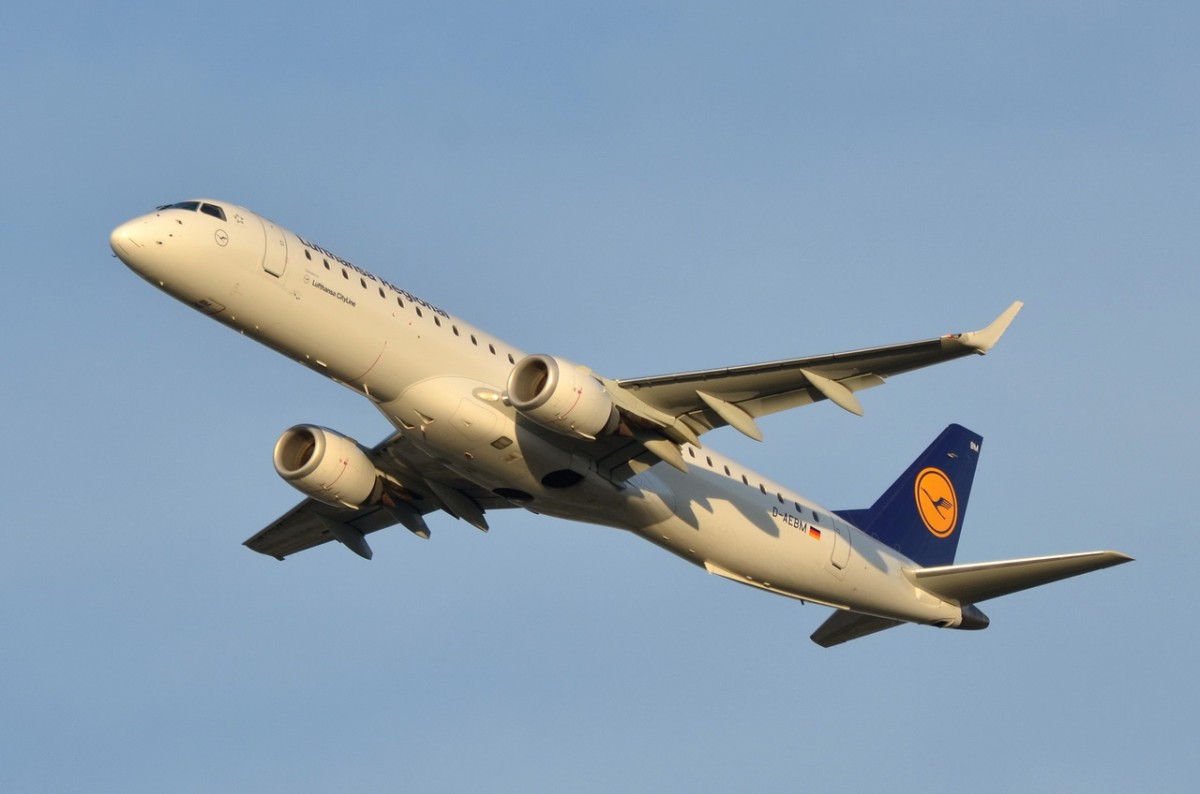 D-AEBM Lufthansa CityLine Embraer ERJ-195LR (ERJ-190-200 LR)  in München am 05.12.2015 gestartet