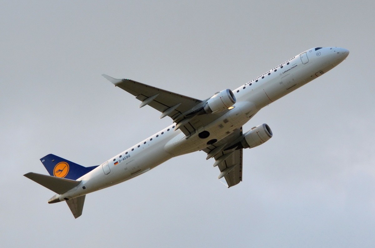 D-AEBQ Lufthansa CityLine Embraer ERJ-195LR (ERJ-190-200 LR)  in München gestartet am 10.09.2015