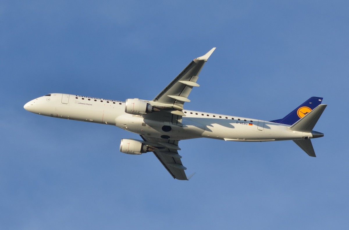 D-AEBQ Lufthansa CityLine Embraer ERJ-195LR (ERJ-190-200 LR)  in München am 05.12.2015 gestartet
