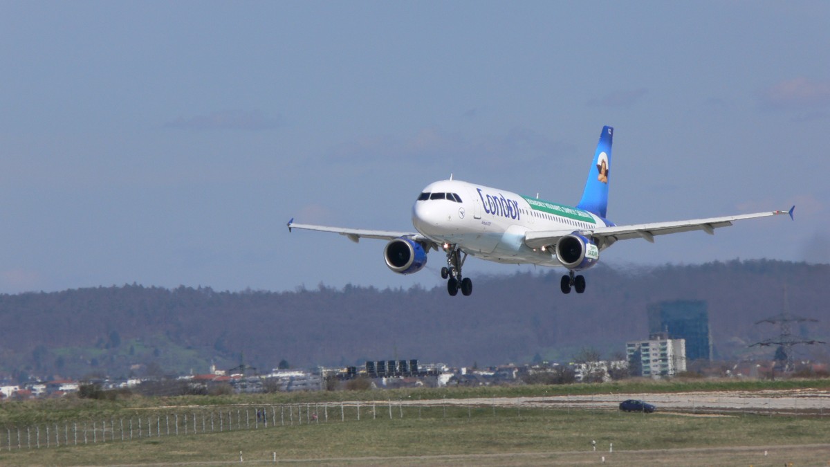 D-AICC von Condor landet am 03.04.2015 mit einen Airbus A320-312 in Stuttgart.