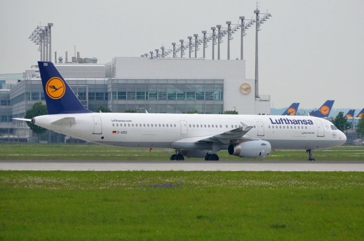 D-AIDU Lufthansa Airbus A321-231 in München am 15.05.2015 zum Gate