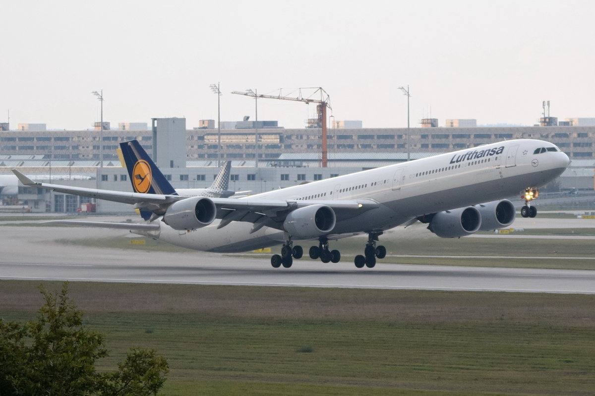 D-AIHC Lufthansa Airbus A340-642  Essen  beim Start in München am 12.10.2016