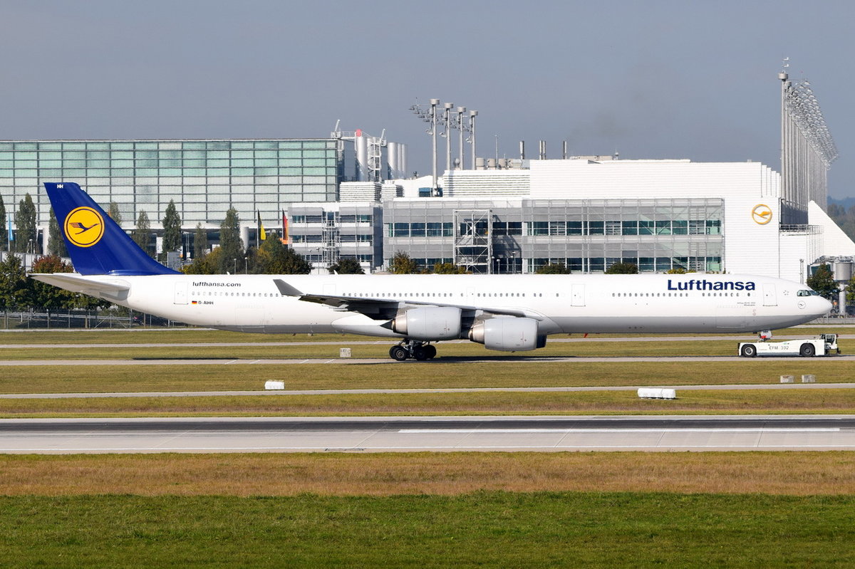 D-AIHH Lufthansa Airbus A340-642  Wiesbaden   zum Gate am 12.10.2016 in München
