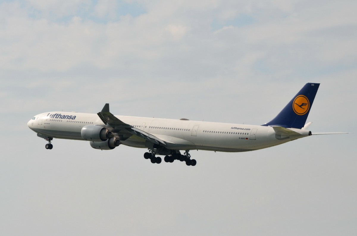 D-AIHS Lufthansa Airbus A340-642  in München am 13.05.2015 gestartet