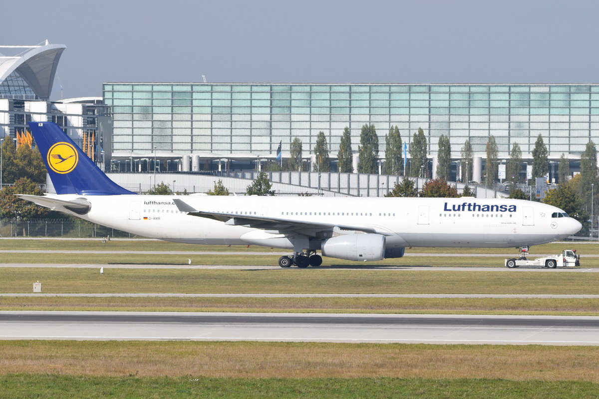 D-AIKR Lufthansa Airbus A330-343  zum Gate am 12.10.2016 in München