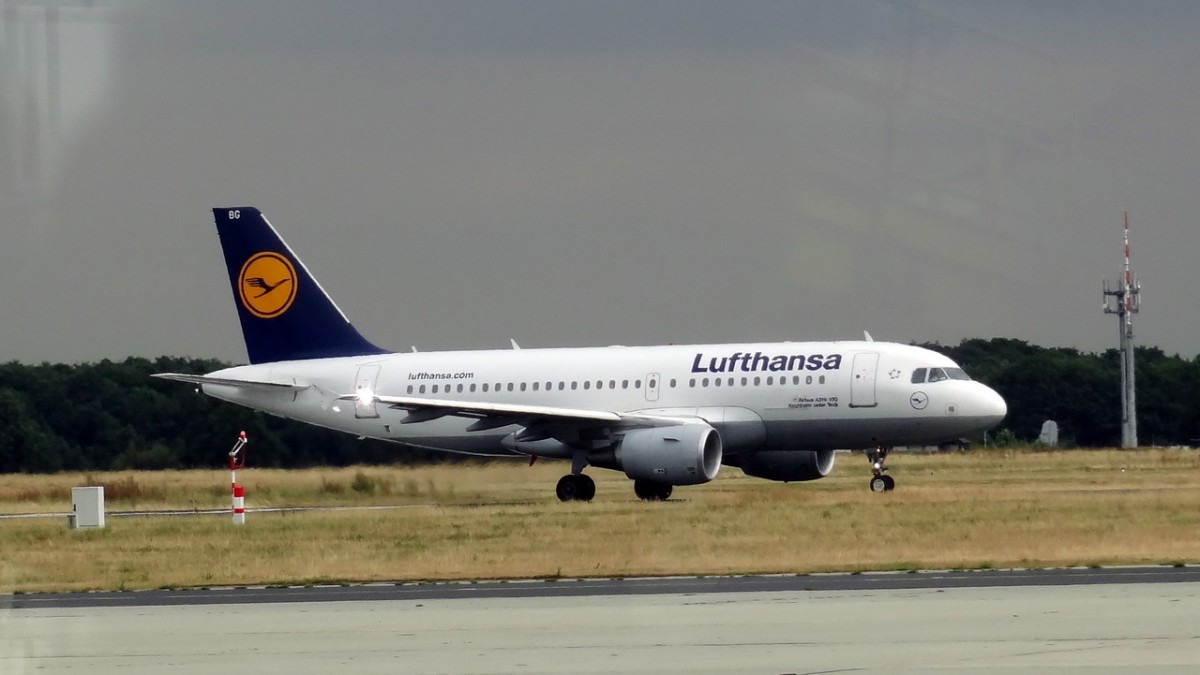 D-AILT Lufthansa Airbus A319-114   08.08.2013

Flughafen Frankfurt , whrend einer Flughafentour aus dem Bus