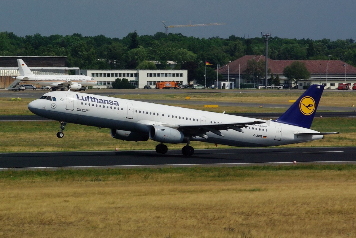 D-AIRB Lufthansa Airbus A321-131  Baden-Baden   in Tegel beim Start am 08.07.2015
