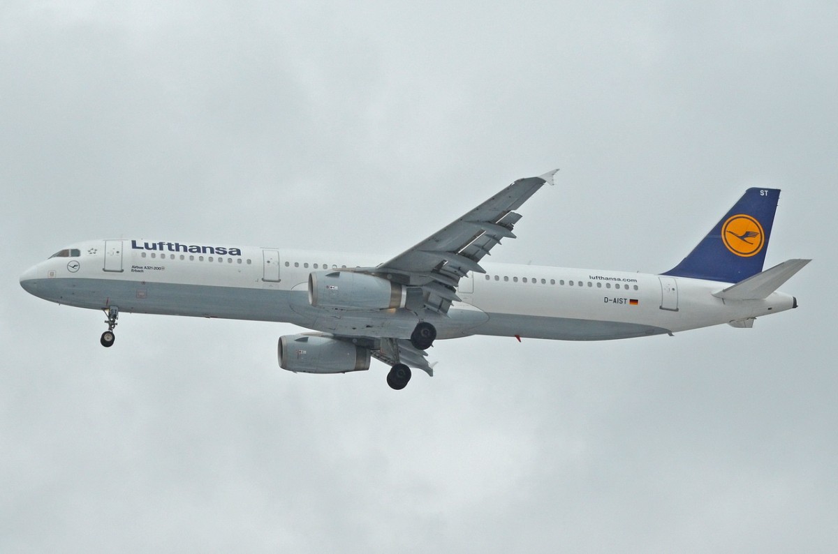 D-AIST Lufthansa Airbus A321-231  Erbach   in Tegel beim Anflug am 04.02.2015