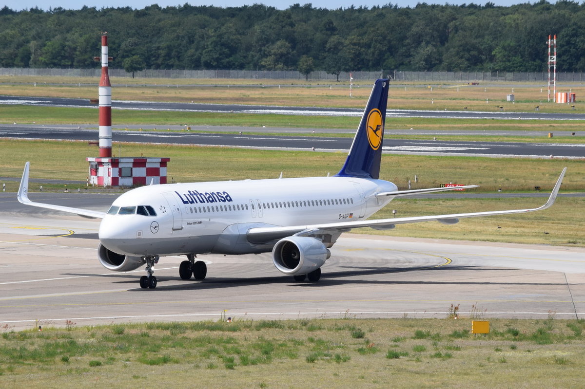 D-AIUP Lufthansa Airbus A320-214(WL)   in Tegel am 07.07.2016 zum Gate