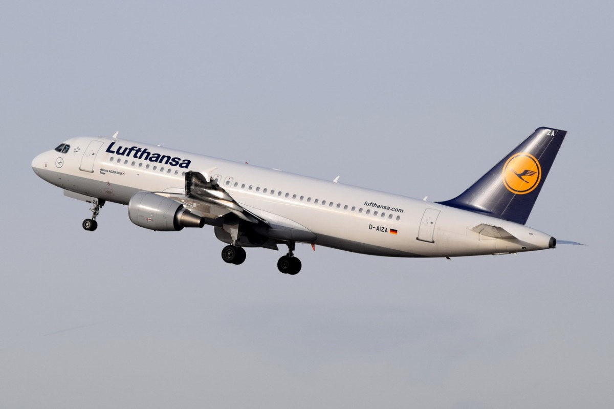 D-AIZA Lufthansa Airbus A320-214  Trier  in München am 11.12.2015 gestartet