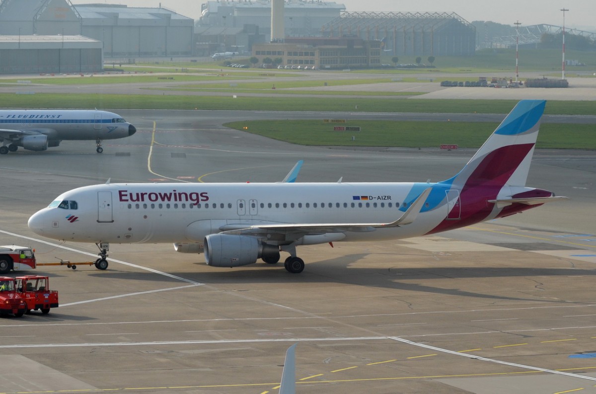 D-AIZR Eurowings Airbus A320-214(WL)  in Hamburg beim ausparken am 20.10.2015
