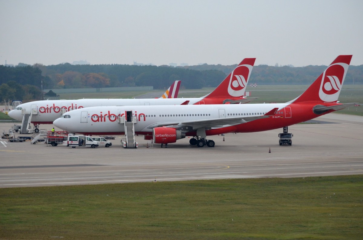 D-ALPF Air Berlin Airbus A330-223   geparkt in Tegel am 14.10.2014