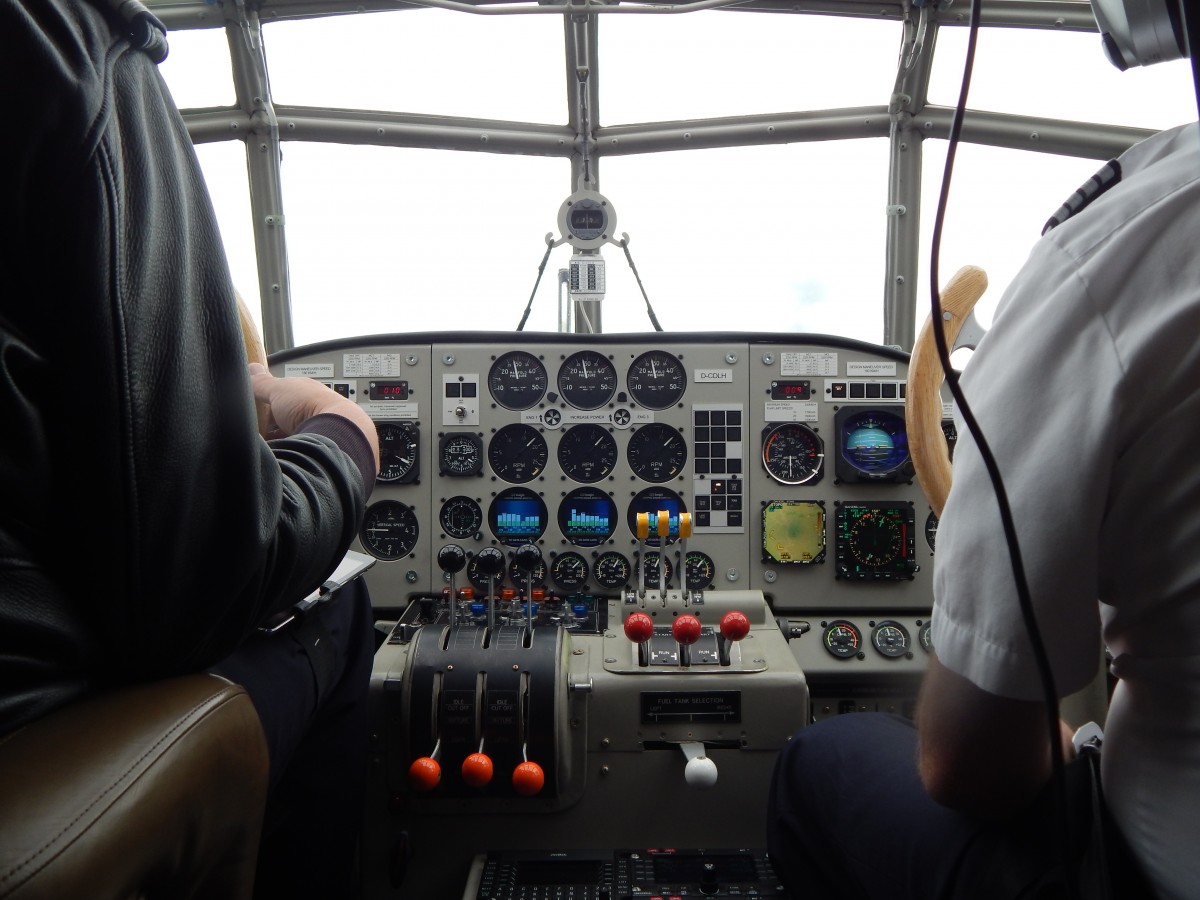  D-AQUI -JU-52- ein Blick ins Cockpit der fliegenden Legende am 8.6.2015
bei einem Flug vom Siegerland ins Rheintal-unvergesslich......