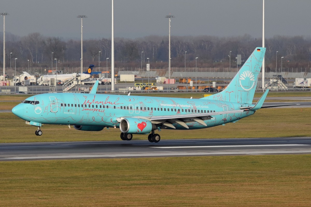 D-ASXO SunExpress Germany Boeing 737-8HX(WL)   bei der Landung am 11.12.2015 in München
