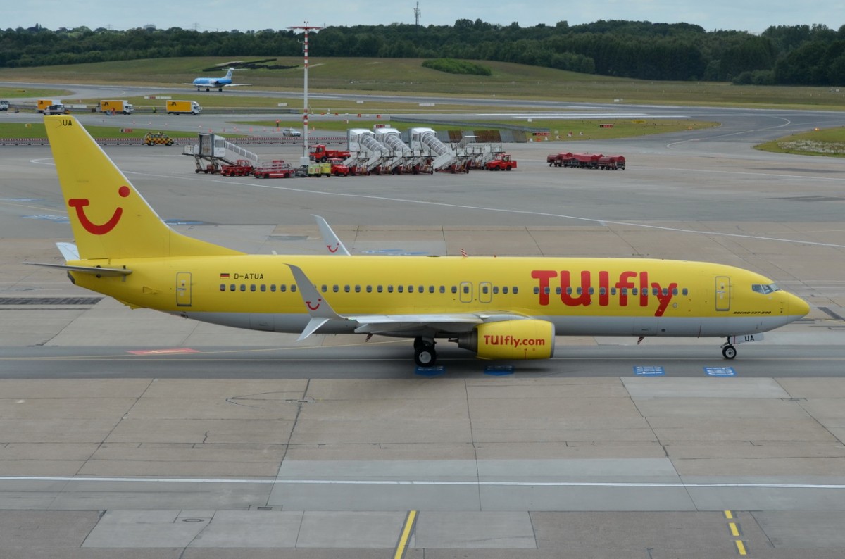 D-ATUA TUIfly Boeing 737-8K5(WL)   zum Gate in Hamburg am 15.06.2015