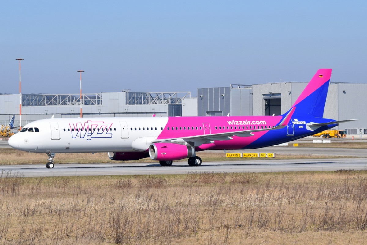 D-AYAQ Wizz Air Airbus A321-231(WL) (HA-LXD)  (7032   nach der Landung in Finkenwerder am 17.03.2016