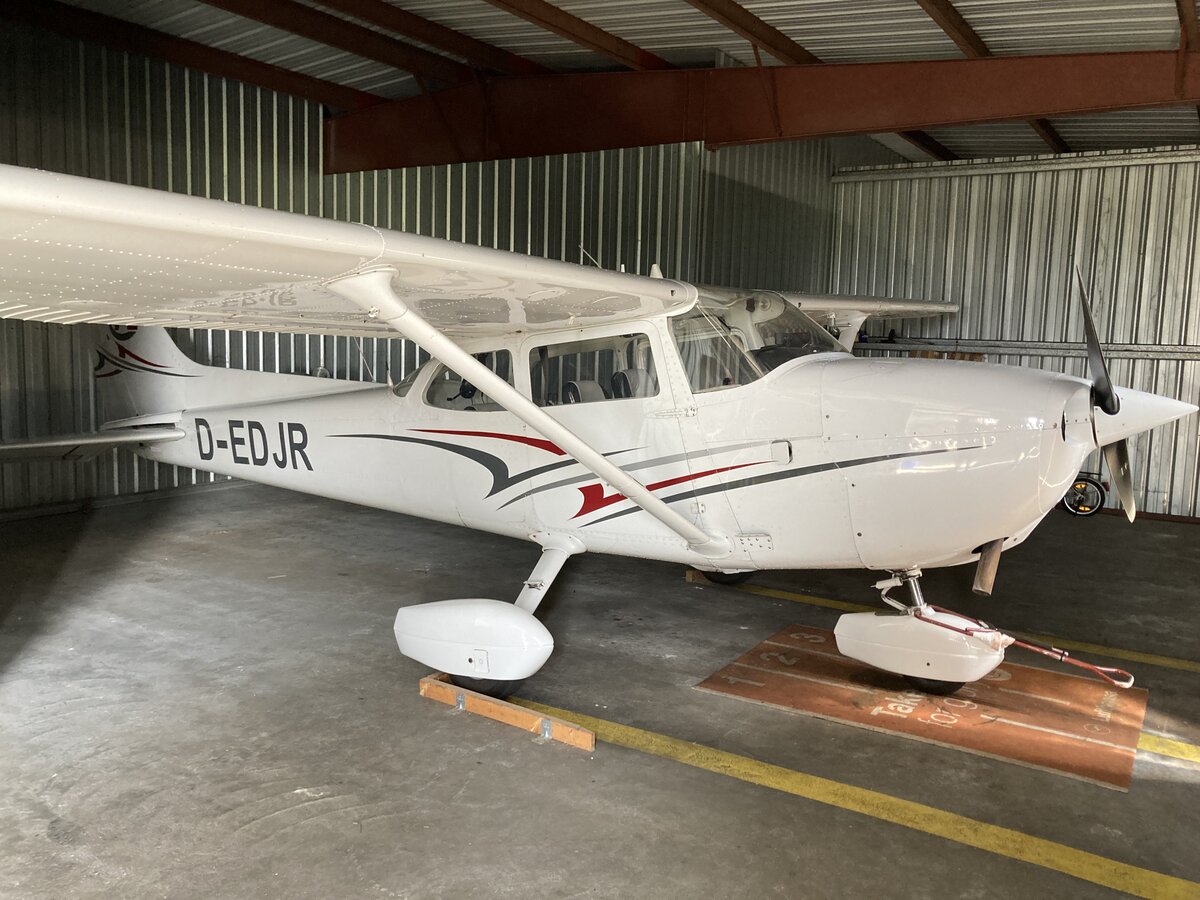 D-EDJR, Cessna 172M, Flugplatz Halle-Oppin (EDAQ)